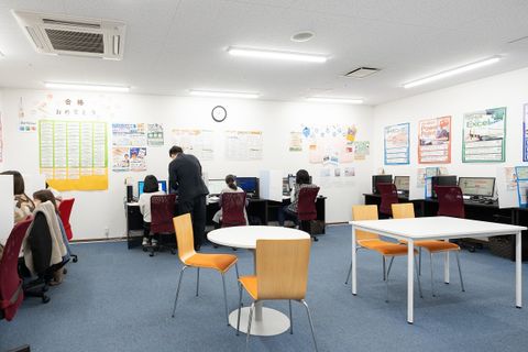 映像＆講師のサポートでマイペースに学べます。