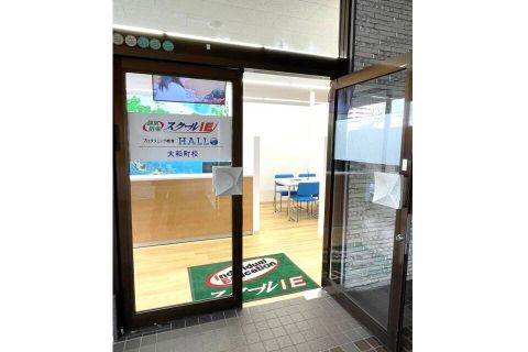 グローバルビルの入り口を入ると左手に教室の出入口があります！