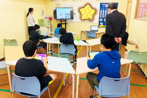 ひとりのコーチが3名までを指導する少人数制のクラスで細やかにサポートします♪