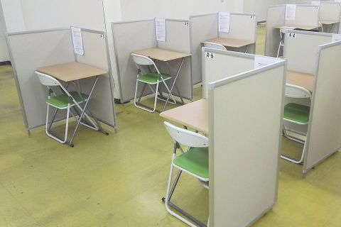 教室は広く明るい場所になります。
