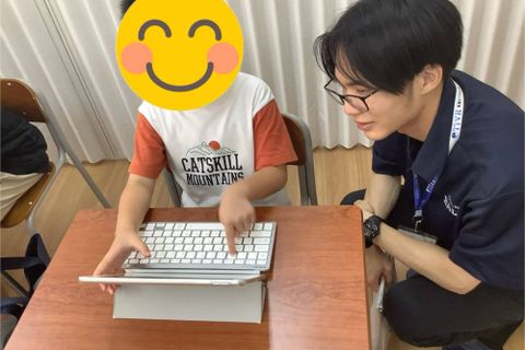 HALLOでは一人の講師が担当するお子様の数は2人までです。少人数でお子様を丁寧にサポートします。