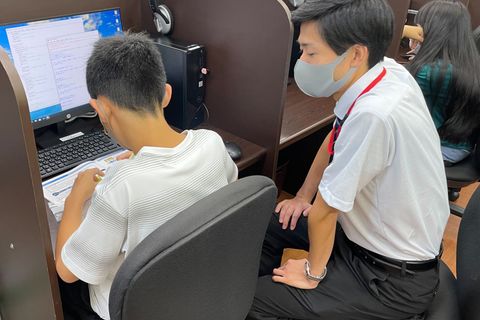 授業の様子です。生徒の様子を見守りながら、つまづいているときは講師がヒントを。子どもが自分で解決策を見出す力を、育てています（南大沢教室）