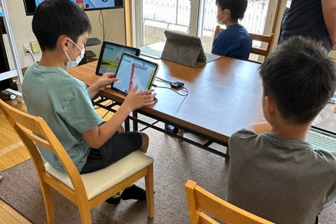 授業の様子です♬学年関係なく一緒にプログラミングを学べ 生徒同士の学び合いの場にもなっています！