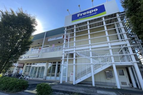 JR横浜線八王子みなみ野駅改札より西北方向、徒歩5分という好立地です。 商業スペースFRESPOの２Fにあります。