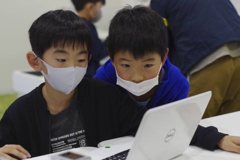 ペアワークでミッションクリアに向け取り組みます