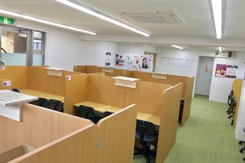 レッスンは個別指導スクールIEの教室内で行います。