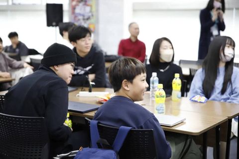 N Code Labo天王寺教室には小学生から高校生までさまざまな年代のお子様が通っていて、生徒同士の仲がいいのも特徴です