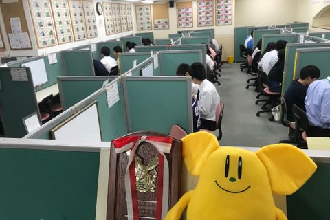 個別指導塾「スクールIE江南江森校」内に併設されています。HALLOの授業は集団授業で使っているブースを使って行っておりますので、プログラミングの生徒さんだけの空間で楽しく学んでいただけます。