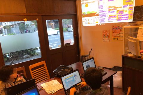 小学生が開発中のスクラッチ作品を他の生徒にプレゼン（説明）している様子