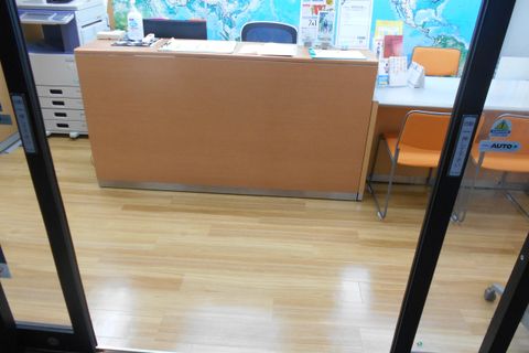 靴のままお入りください。自動ドアを開けてお入りください。