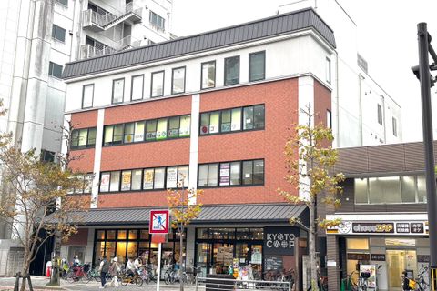 スーパーの上が教室です。駅からも近く利便性に優れ、安心してお子様を預けられます。