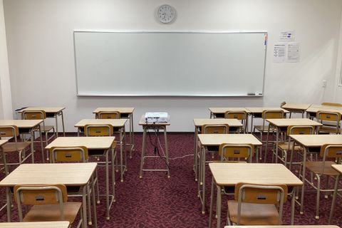 教室内です！