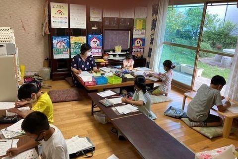 左の入り口から2階へ上がってください。2階と3階が教室になります。