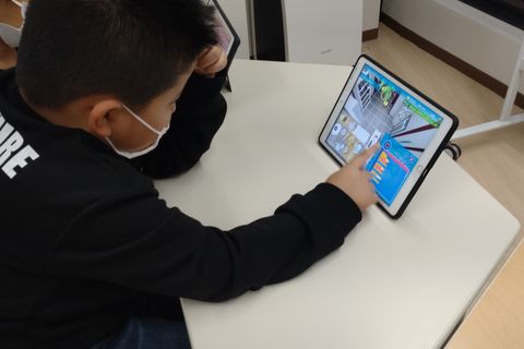 ipadを使ってプログラミングを行います