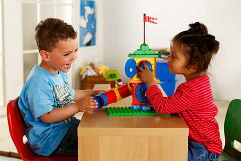 物の動きを観察したり実際に組み立てたりすることによって、物理学の基礎を体感します。