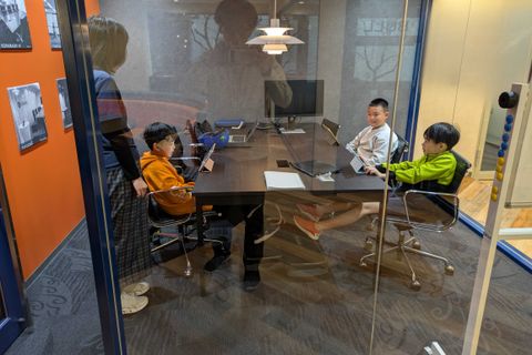 同じ学校の同級生同士がプログラムのスコアを競い合っています。