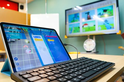 iPadで「Playgram」アプリを使用し、タイピングから本格的なプログラミングまで学べます