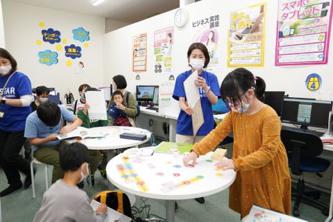 思い通りに動かせるかな？大人気のtoioを使った授業の様子です。