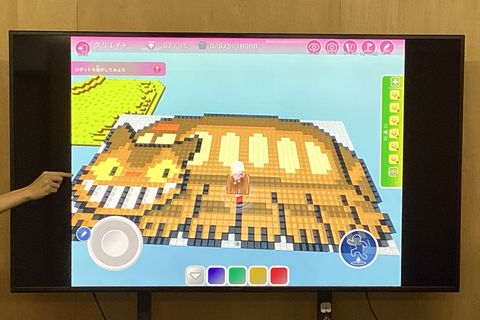 クリエイト発表会の発表の様子です。 カラフルなブロックを使ってキャラクターを描いた作品を発表してくれています。  制作期間半年ほどの大作です。