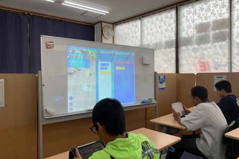 タブレットを使用。ゲーム感覚で本格的なプログラミングの基礎知識から学べるので、初心者でもタッチパネルで簡単に学ぶことができます！