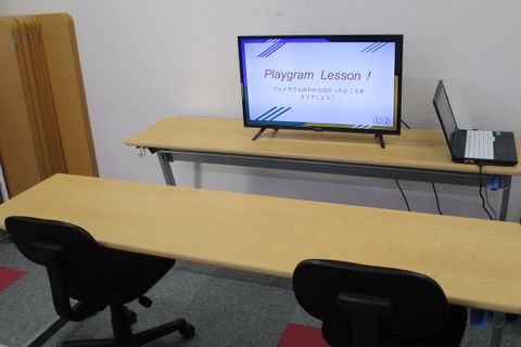 集団部屋で一人ひとりの学習進捗に合わせて指導します