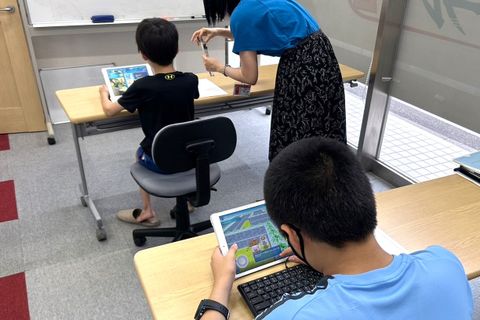 週1回のレッスンは、気付きを与えながらお子さま自身での問題解決を手助けするコーチング手法で進めています！また、月の最後には一か月の取り組みを発表する場も設けています♪