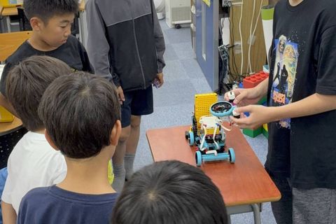 他の生徒の作品を見ることで、新しい刺激や目標を見つけています。