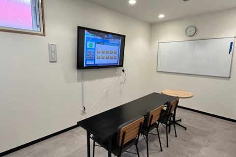 実際の教室の写真です。ホワイトボードや大画面のディスプレイを使って授業を行っています！発表会では作ったをディスプレイに映し出してお友達とコーチにプレゼンテーションをして頂きます。