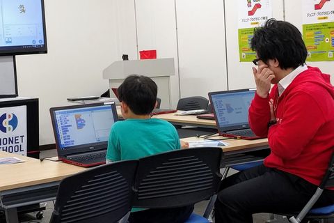 先生と生徒は対等。先生から一方的に教わるのではなく一緒に考えながら進めていきます