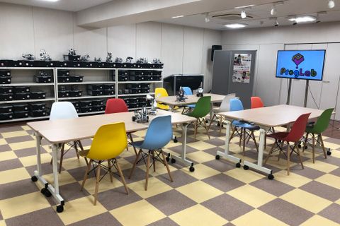 【プログラボ京橋】教室はJR・京阪・大阪メトロ京橋駅すぐの、 ヤマハ音楽教室や学習塾・銀行などが入ったビル6階です。 受付も常駐していますので、便利に、安全に通っていただけます。