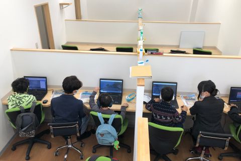 個別指導塾も兼ねているので、ブース形式。困ったらすぐに先生に質問できる！
