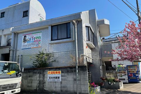 教室外観１（両側歩道がある並木道沿い、安全で閑静な環境です）