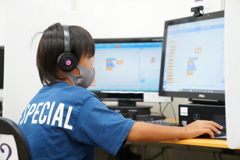 マウス操作やパソコン基礎も習得できます。