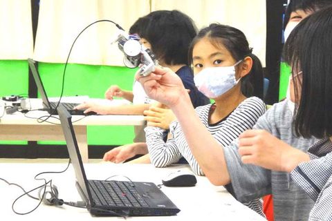 小学生チームがコード打ちロボット・プログラミングに挑戦！