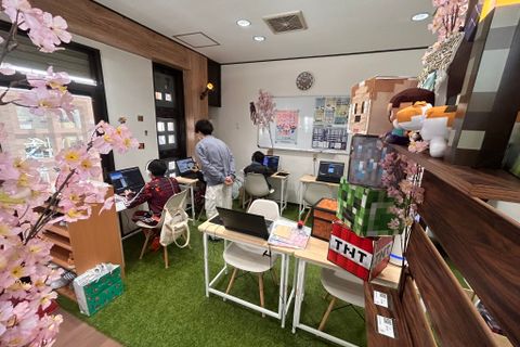 内装にもこだわり、まるでマイクラの世界に入り込んだような教室です。