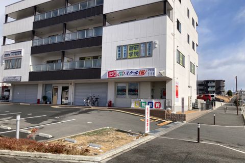 目の前駐車場がございます。1,2,3番の空いているところをお使いください。