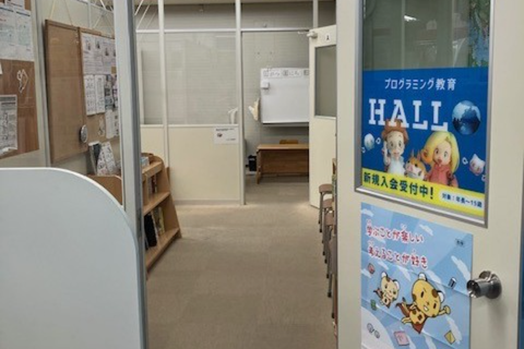 教室中はいくつかのお部屋に分かれています。たくさんのお友だちが通ってくれています。