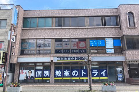 外観です。上尾駅と上尾市役所のちょうど中間くらいにあるビルの2Fです