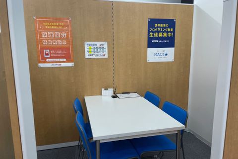 面談ブースにおいて、保護者様に丁寧にご説明いたします。