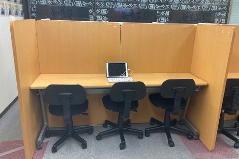 ３人掛け座席の一例です。中心にコーチ、両隣に生徒が座ります。