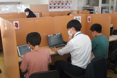 レッスンでは子ども自身での問題解決の手助けをするコーチングでの指導を大切にしています。