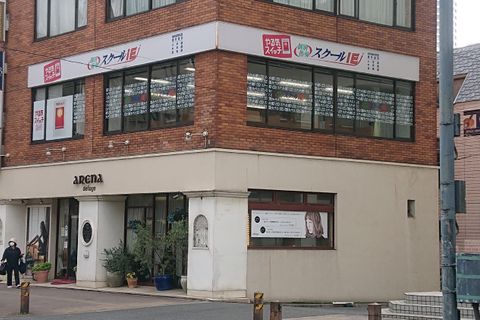 エレベーターか外階段を使い、２階へお越しください