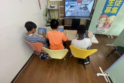 当スクールでは生徒最大3人に対してコーチ1人の少数体制でプログラミング指導をします。ひとりひとりに目が行き届き、質問やつまずきもすぐに解決できるので、安心して学べます。