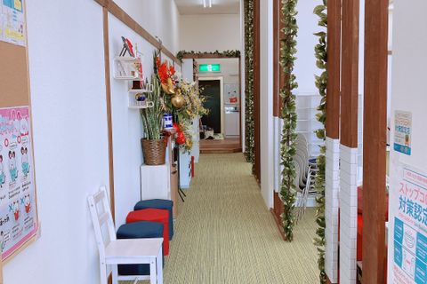 廊下、保護者見学スペース