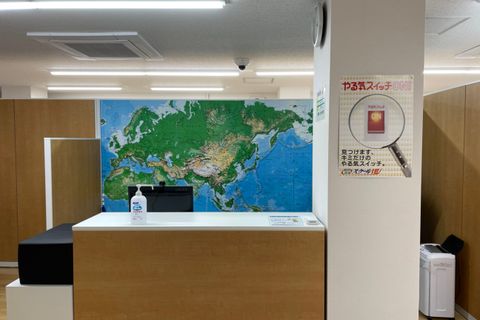 受付はこちらです（階段を上って左手に入口の扉があります）