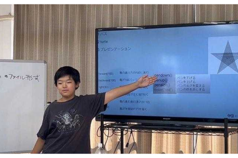 Pythonクラスのプレゼンの様子。ロボットクラスからプレゼンを行っていただきます。Pythonクラスでは、プレゼン資料をスライドで作成してもらい、本格的なプレゼンに挑んでいただきます。