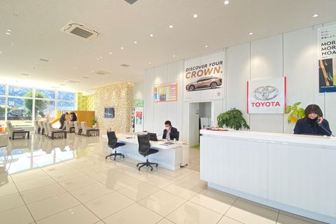 白を基調とした清潔感ある受付スペース