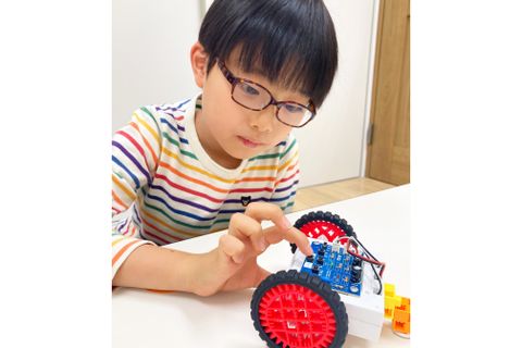 ロボットを使ってプログラミングの基礎を学びます。