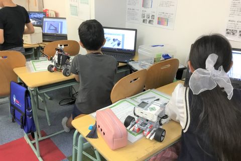 恵比寿校は元気よく和気あいあいとしながらも、お互いのロボットの良いところを取り入れたり切磋琢磨している生徒たちばかりです。