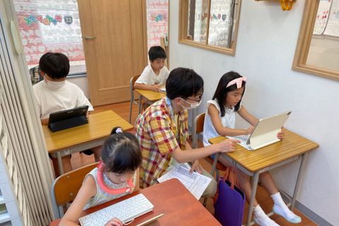 タイピングの基礎練習も並行して行います。 ゲーム感覚で、ブロックモード（初級）からスタートし、無理なくテキストコーディングに入っていくため、初心者でも安心して始められます。